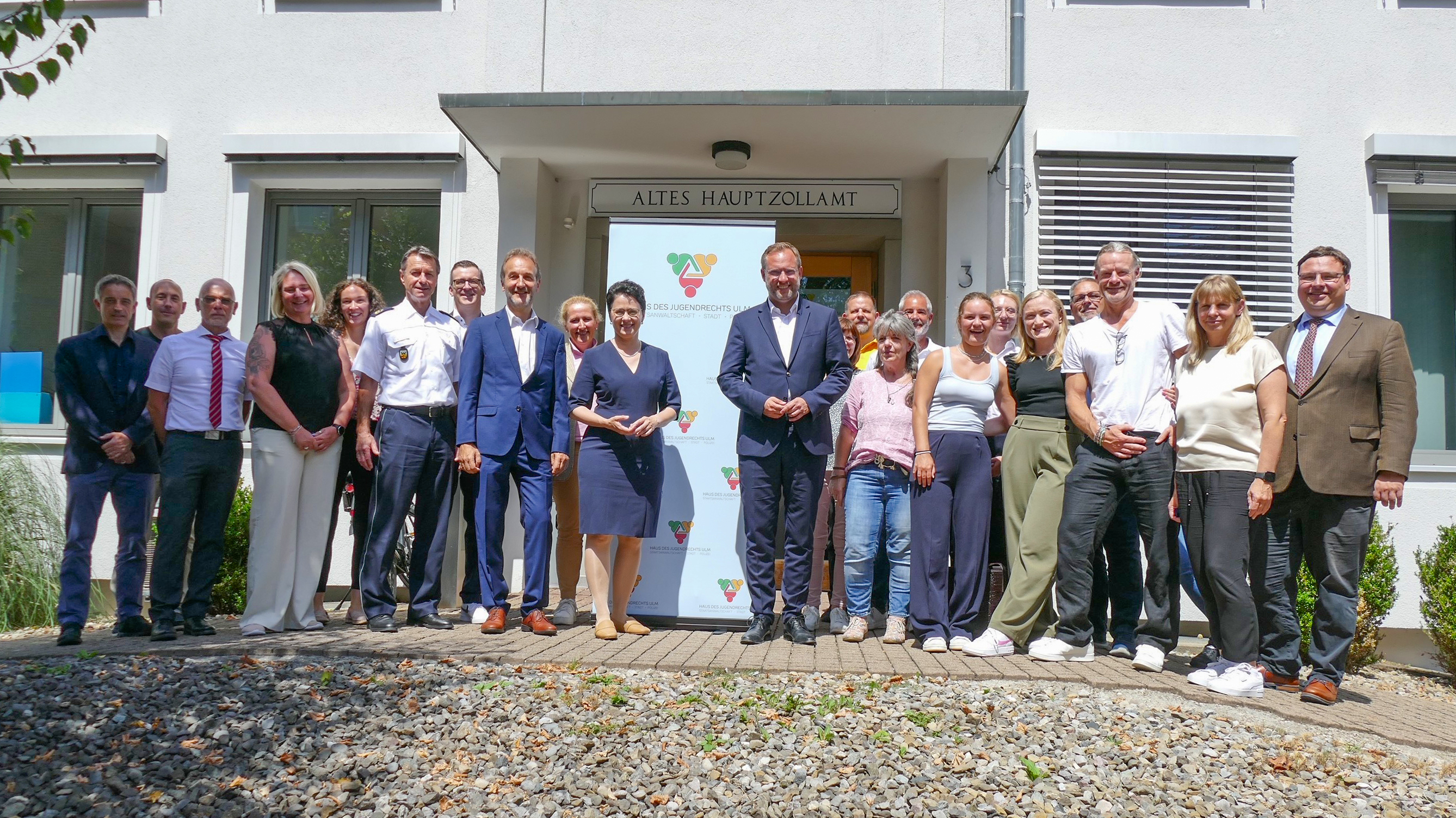 Gruppenbild vom Besuch von Justizministerin Gentges